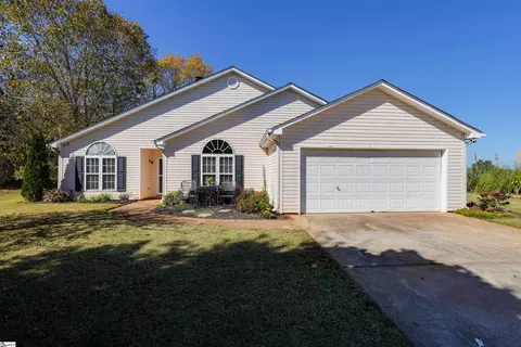 4 Grackle Ct, Simpsonville, SC 29680