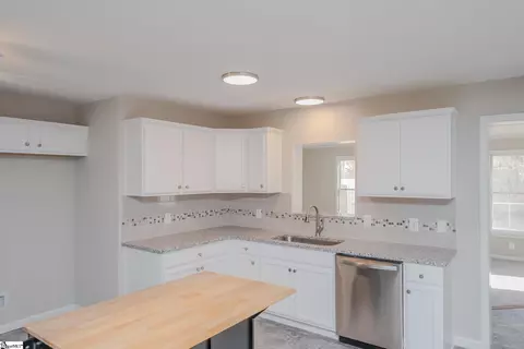 Kitchen - 4607 Old Easley Bridge Rd, Easley, SC 29642 photo 4 of 4