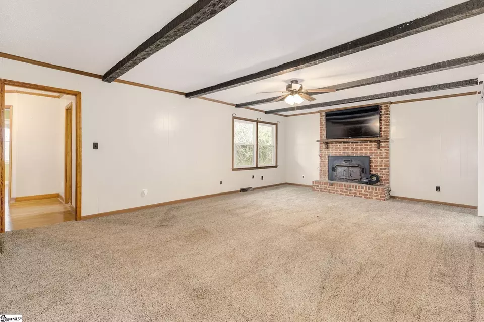Living - 4964 Highway 49, Laurens, SC 29360 photo 3 of 4