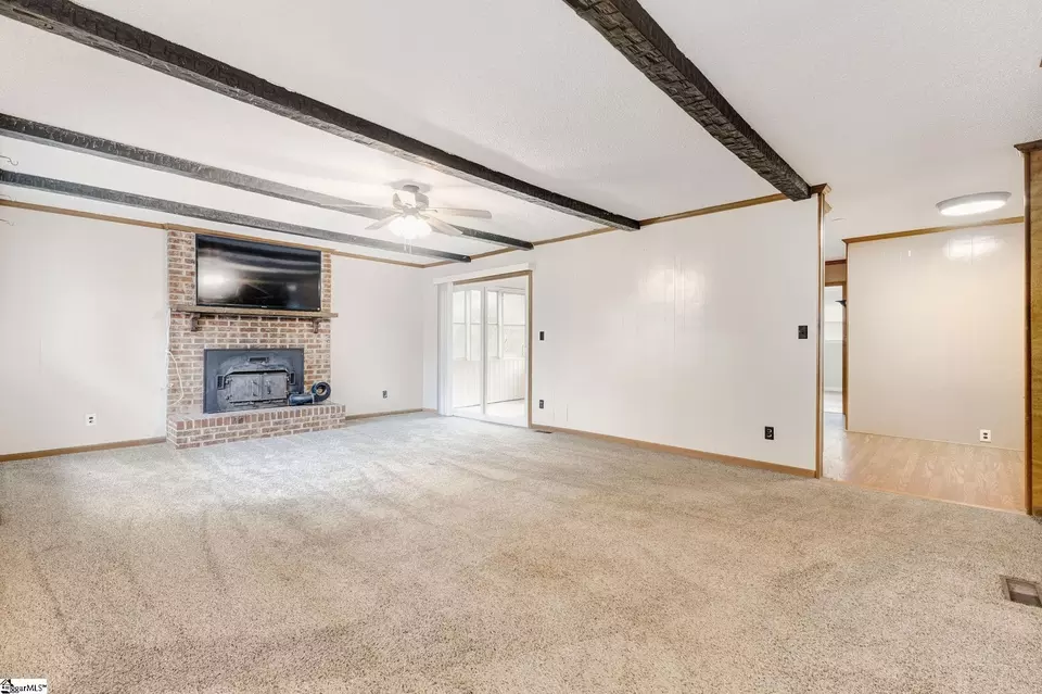 Living - 4964 Highway 49, Laurens, SC 29360 photo 4 of 4