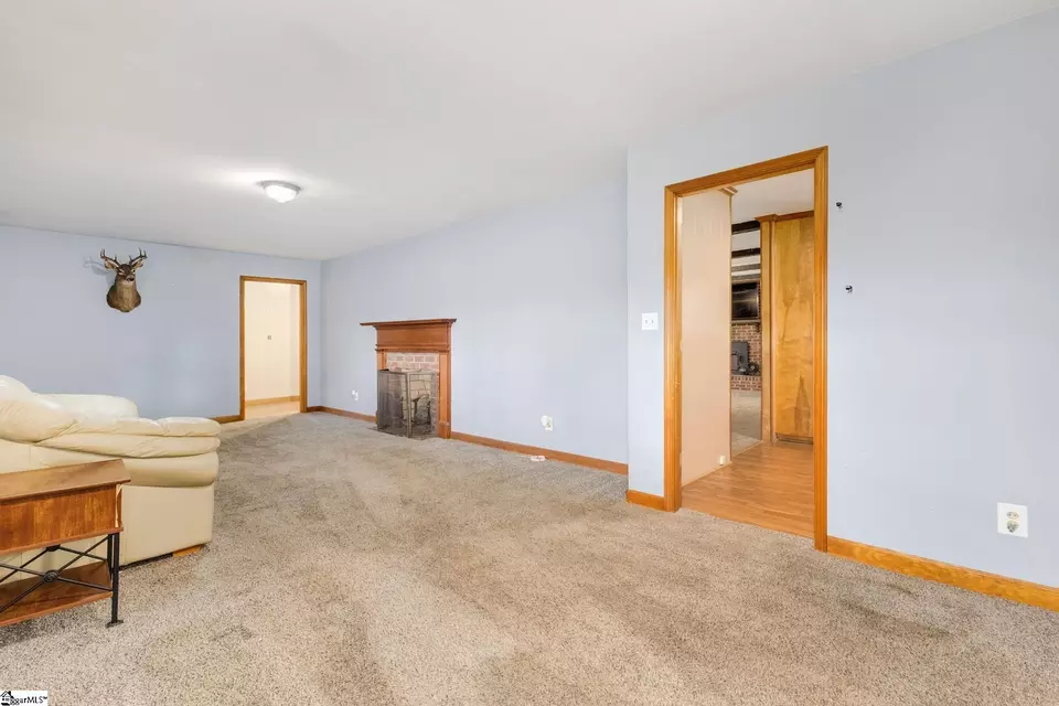 Living - 4964 Highway 49, Laurens, SC 29360 photo 2 of 4