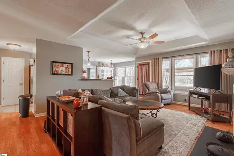 Living - 309 Middleton Ct, Moore, SC 29369 photo 2 of 4