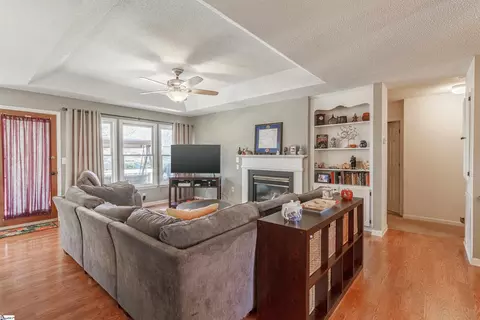 Living - 309 Middleton Ct, Moore, SC 29369 photo 3 of 4