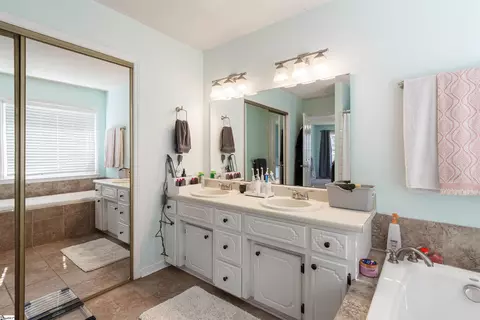 Bath - 309 Middleton Ct, Moore, SC 29369 photo 3 of 4