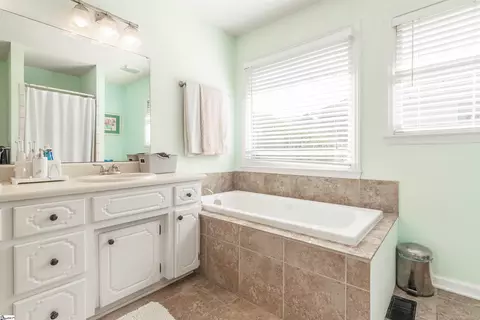 Bath - 309 Middleton Ct, Moore, SC 29369 photo 1 of 4