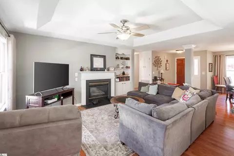 Living - 309 Middleton Ct, Moore, SC 29369 photo 4 of 4