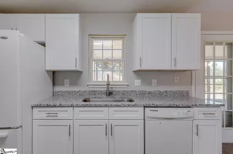 Kitchen - 115 Ascot Dr, Easley, SC 29642 photo 5 of 6