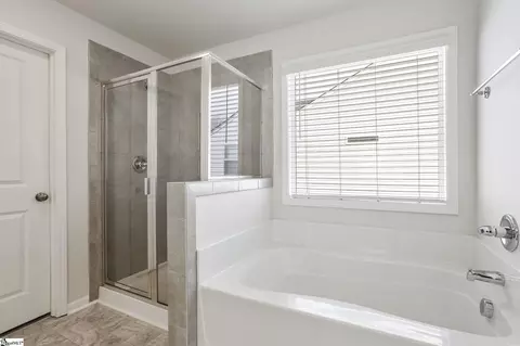 Bath - 704 Chesterfield Ct, Boiling Springs, SC 29316 photo 2 of 4
