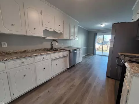 Kitchen - 200 Hedgewood Ter, Greer, SC 29650 photo 2 of 2