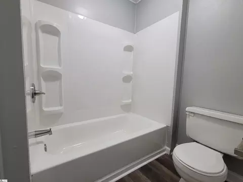 Bath - 200 Hedgewood Ter, Greer, SC 29650 photo 3 of 5