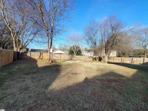 Exterior - 200 Hedgewood Ter, Greer, SC 29650 photo 4 of 5