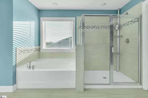 Bath - 155 Redcroft Dr, Greer, SC 29651 photo 2 of 4