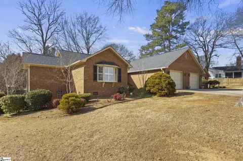 8 Fairoaks Dr, Greenville, SC 29615
