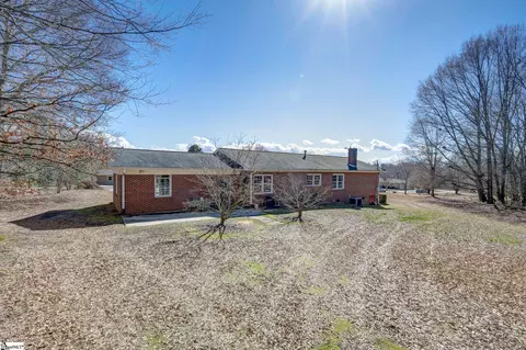 Exterior - 131 Camelot Ct, Easley, SC 29640 photo 4 of 10