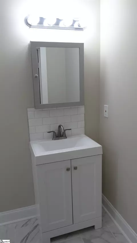 Bath - 116 Wright St, Laurens, SC 29360 photo 2 of 4