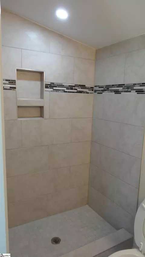 Bath - 116 Wright St, Laurens, SC 29360 photo 3 of 4