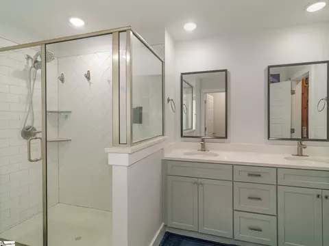 Bath - 415 Dickson Rd, Campobello, SC 29322 photo 2 of 5