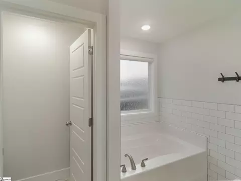 Bath - 415 Dickson Rd, Campobello, SC 29322 photo 4 of 5