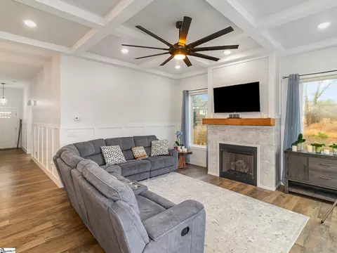 Living - 415 Dickson Rd, Campobello, SC 29322 photo 2 of 4