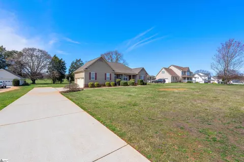 205 Legacy Farm Dr, Fountain Inn, SC 29644