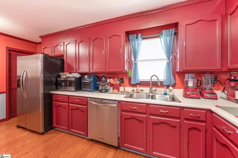 Kitchen - 12 Rolingreen Rd, Greer, SC 29651 photo 2 of 4