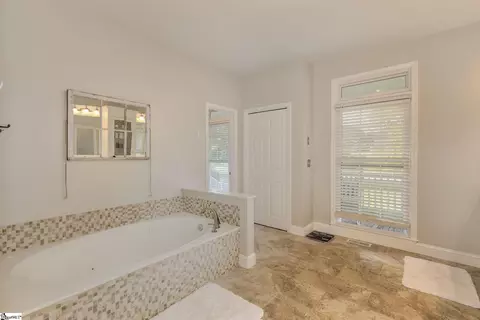 Bath - 304 Holborne Dr, Easley, SC 29642 photo 3 of 5
