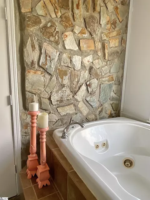 Bath - 441 Hickory Dr, Startex, SC 29377 photo 5 of 5