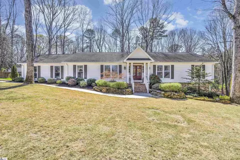 105 Hollyberry Ct, Simpsonville, SC 29681