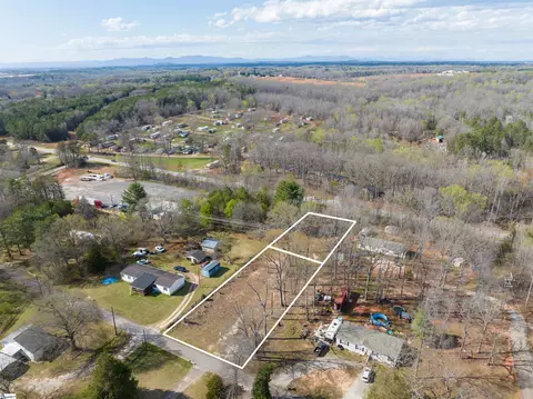 135 Fairhill Dr, Wellford, SC 29385