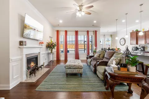 Living - 413 Meadowpark Ln, Duncan, SC 29334 photo 1 of 3