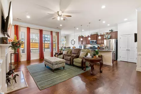 Living - 413 Meadowpark Ln, Duncan, SC 29334 photo 2 of 3