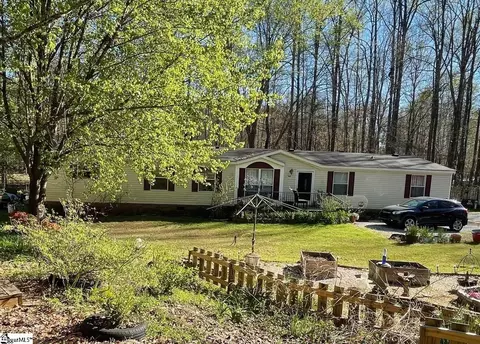 109 Lakeside Dr, Taylors, SC 29687