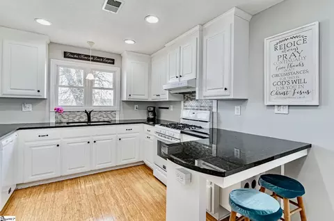 Kitchen - 604 Rosemont Cir, Waterloo, SC 29384 photo 3 of 3