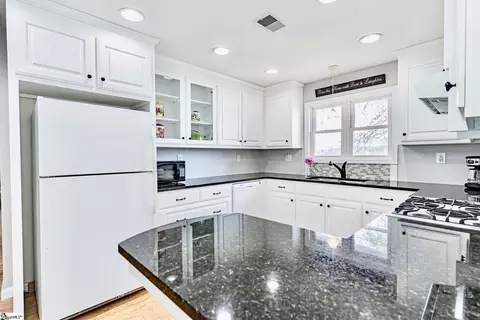 Kitchen - 604 Rosemont Cir, Waterloo, SC 29384 photo 2 of 3