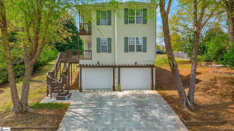 102 Crossbill Dr, Simpsonville, SC 29680