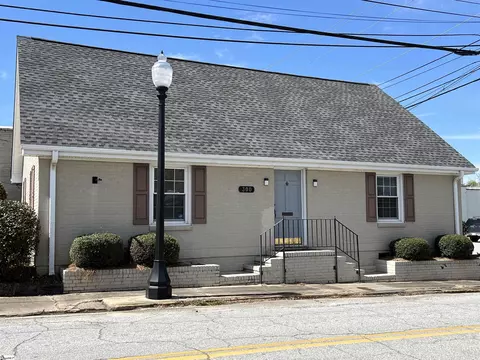 300 Caroline St, Laurens, SC 29360