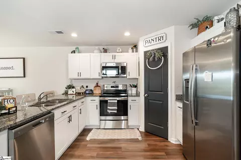 Kitchen - 1237 Paramount Dr, Lyman, SC 29365 photo 3 of 5
