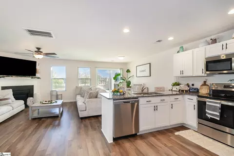Kitchen - 1237 Paramount Dr, Lyman, SC 29365 photo 2 of 5