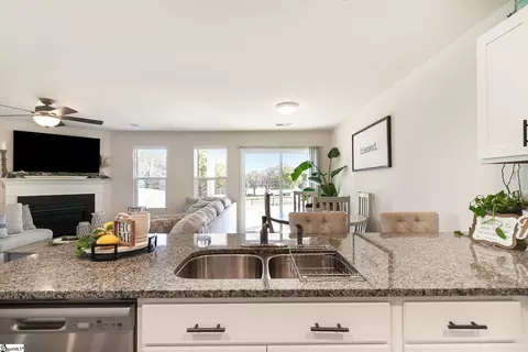 Kitchen - 1237 Paramount Dr, Lyman, SC 29365 photo 4 of 5