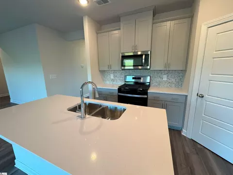 Kitchen - 544 Summit Vw, Moore, SC 29369 photo 2 of 4