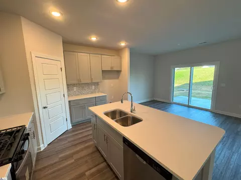 Kitchen - 544 Summit Vw, Moore, SC 29369 photo 4 of 4