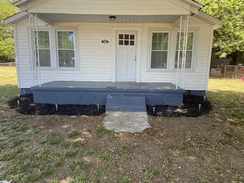 108 Deering St, Laurens, SC 29360