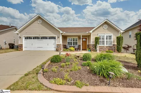 318 Rivers Edge Cir, Simpsonville, SC 29680