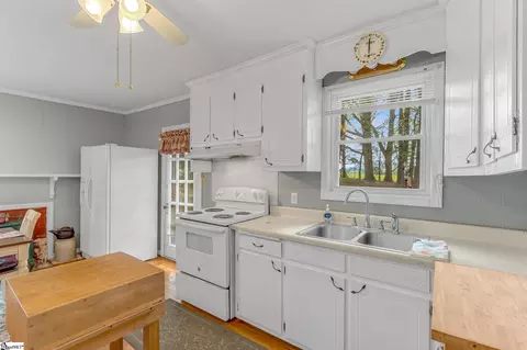 Kitchen - 1988 Earls Bridge Rd, Easley, SC 29640 photo 3 of 5