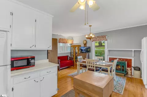 Kitchen - 1988 Earls Bridge Rd, Easley, SC 29640 photo 4 of 5