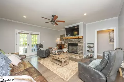 Living - 138 Thompson Rd, Greer, SC 29651 photo 2 of 4
