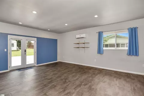 Living - 213 Devon Dr, Mauldin, SC 29662 photo 1 of 1