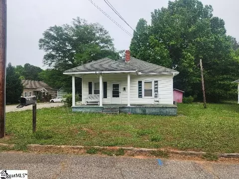 19 Gallon St, Laurens, SC 29360