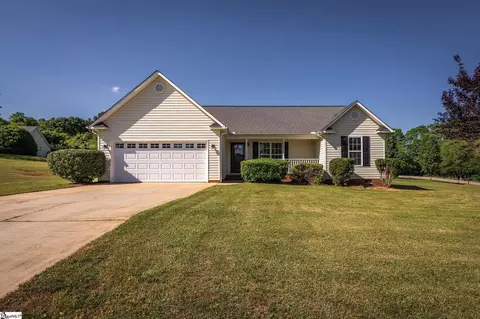 404 Kingsboro Ct, Woodruff, SC 29388