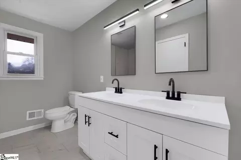 Bath - 203 Wolfe Rd, Greer, SC 29650 photo 2 of 3